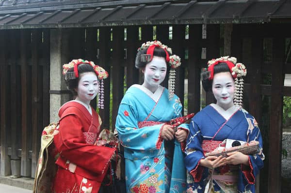Гейши в кимоно