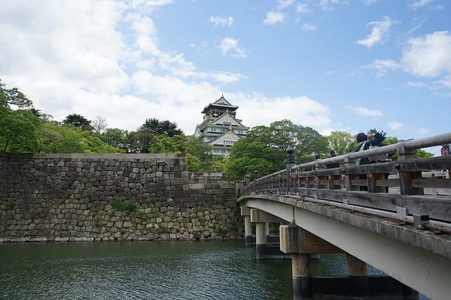 Величественный Замок Осаки, наследие Тоётоми Хидэёси.